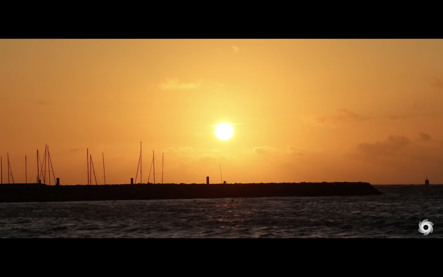 Photo d’un coucher de soleil au-dessus de la mer, extrait du projet “Je Vagabonde”.