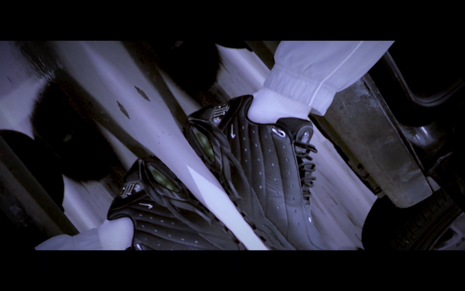 Plan rapproché d’une paire de chaussures pendant le tournage de “Toujours Concentré