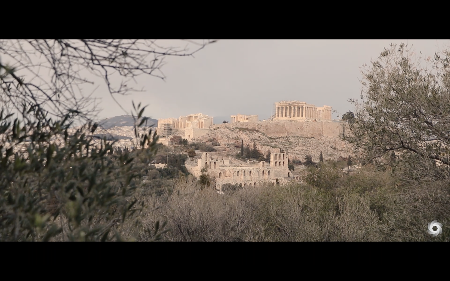 Photo tirée de la vidéo “Entracte” réalisée par Louis Binisti durant son voyage à Athènes, montrant le Parthénon.