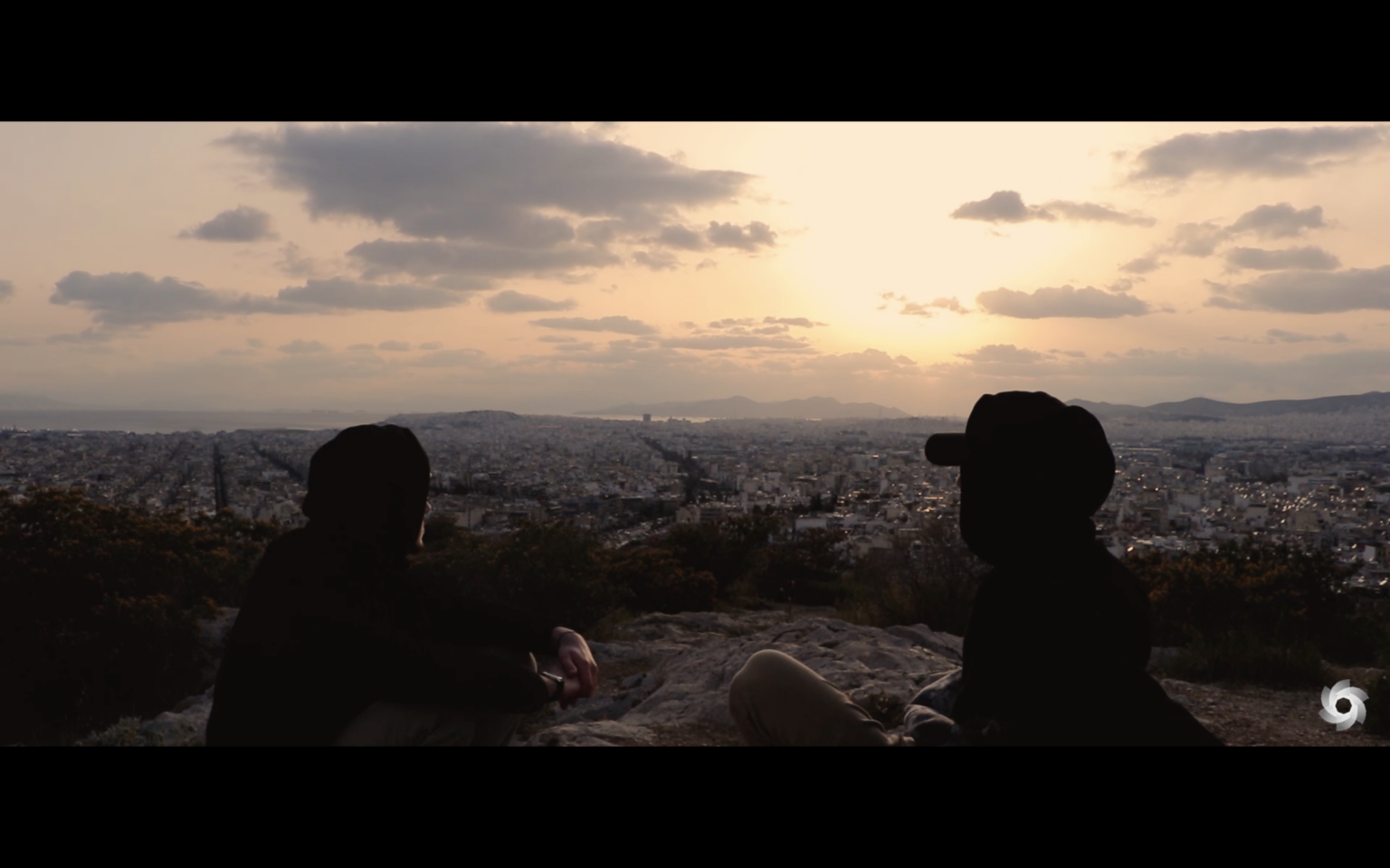 Photo tirée de la vidéo “Entracte” réalisée par Louis Binisti durant son voyage à Athènes, montrant Louis alias Étoiles accompagné de son ami.
