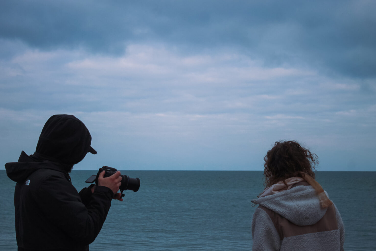 Louis Binisti vidéaste en train de filmer des plans d’inserts lors de la réalisation du clip Nouvelle Lune de You Gee, Ellios et L’Alchimiste.