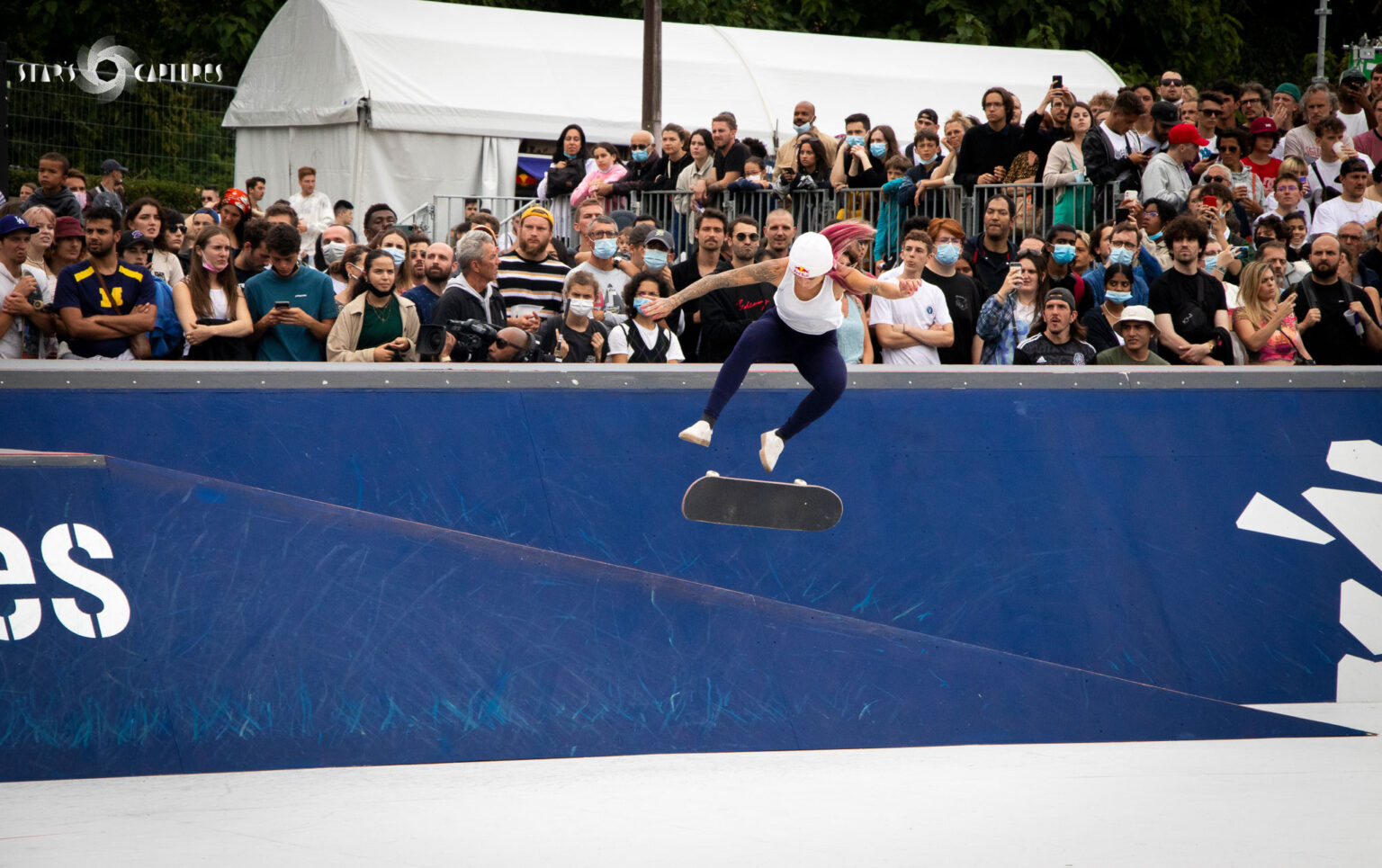 Laetitia Bufoni réalisant un 360 kickflip au-dessus d’un gap durant les Red Bull Conquest.