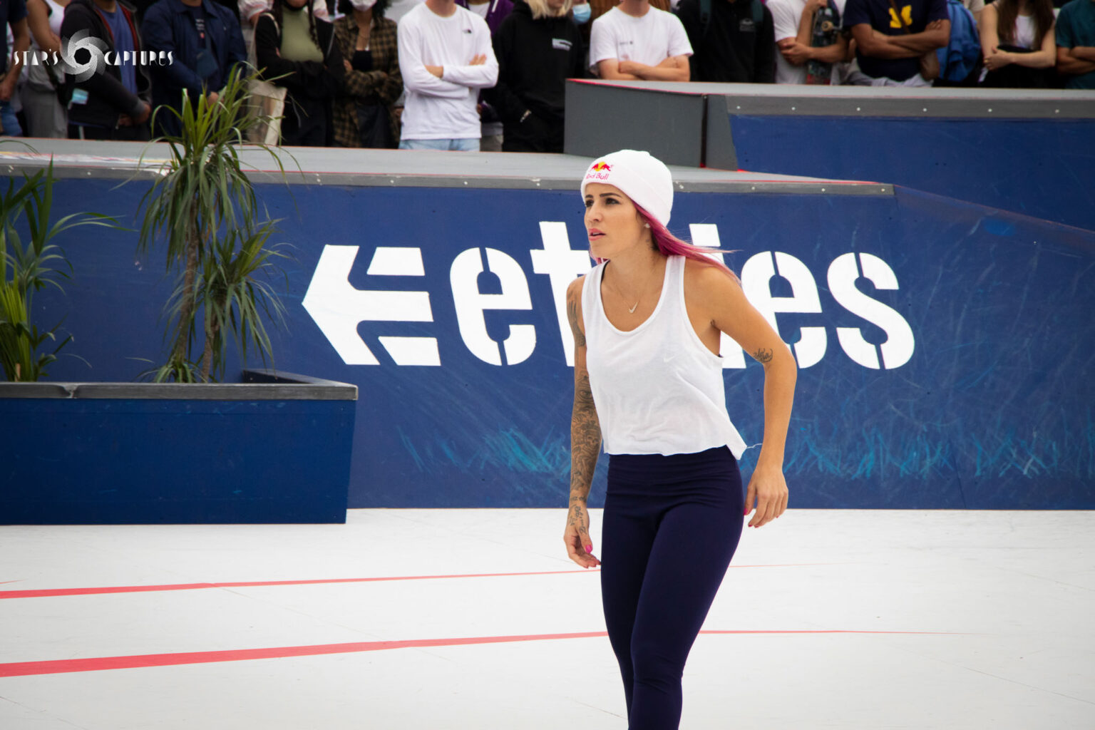 Portrait de Laetitia Bufoni, skateuse professionnelle brésilienne.