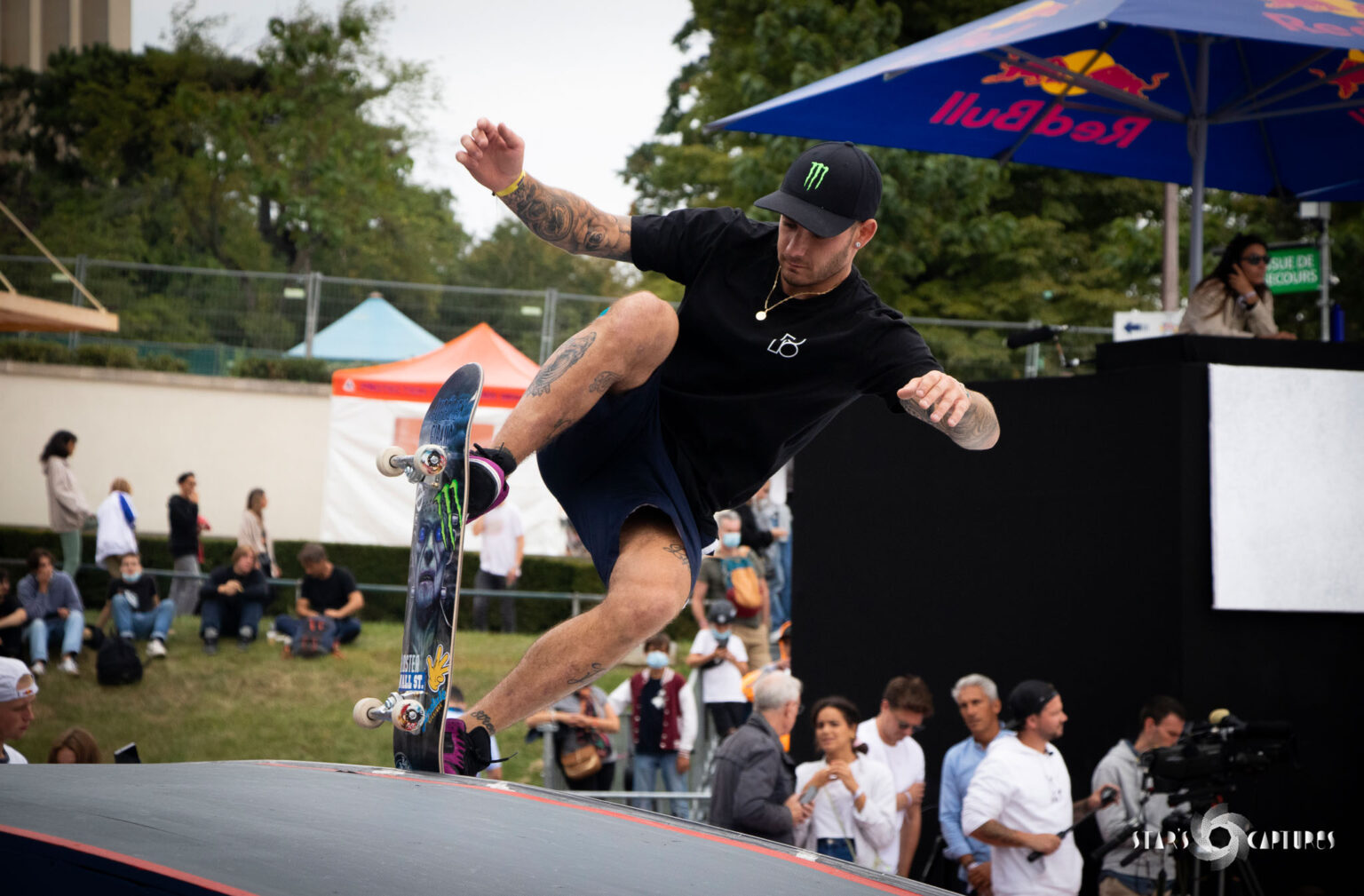 Aurélien Giraud réalisant un tail blunt sur une courbe durant les Red Bull Conquest.